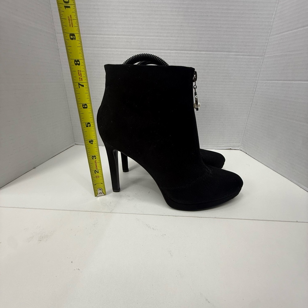 Nine West Women's Black
Suede Ankle Boots with Pearl
Zipper Pull size 8 - Picture 9 of 9